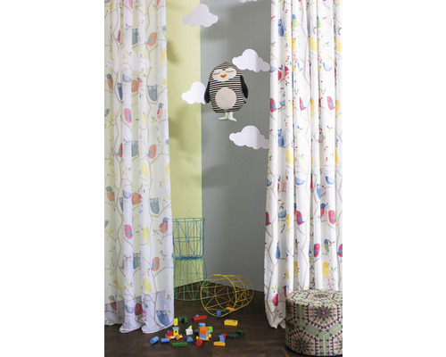 Cameră de copii cu perdele, jucării și decorațiuni