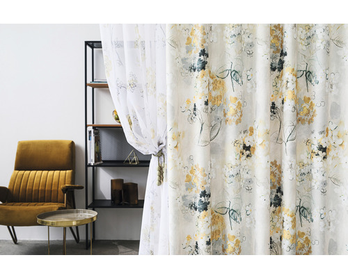 Perdea decorativă cu model floral într-un living