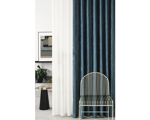 Atmosferă decorativă de locuit cu perdele și scaun