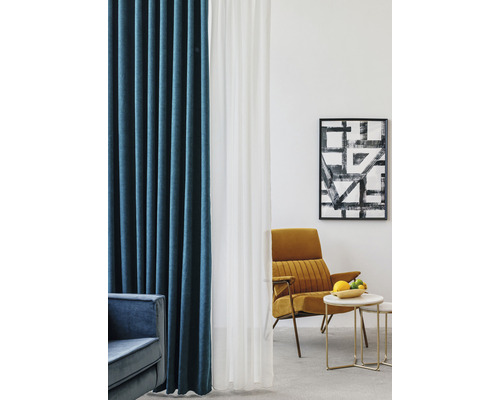 Living decorativ cu perdele și mobilier