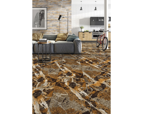 Living cu canapea gri și gresie cu aspect de marmură