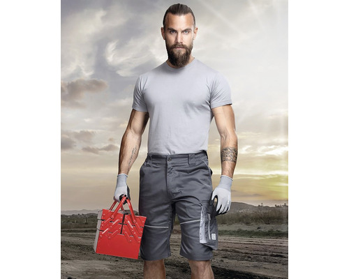 Bărbat cu cutie de scule și pantaloni scurți de lucru