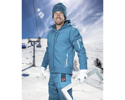 Bărbat în haine de lucru în zăpadă