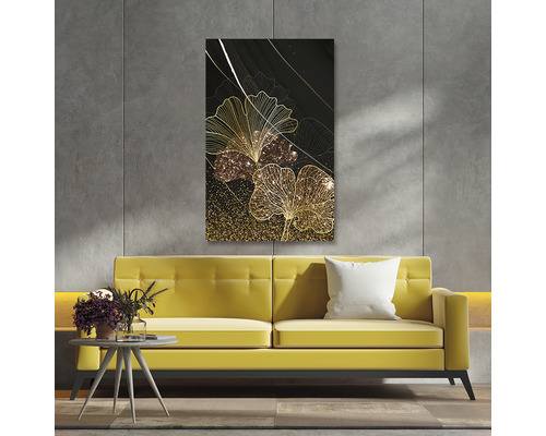 Tablou decorativ de perete cu model floral abstract deasupra unei canapele galbene.