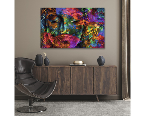 Tablou decorativ de perete cu motiv Buddha deasupra unei comode din lemn într-o sufragerie.