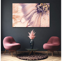 Cameră decorativă cu artă murală abstractă, două fotolii, o masă și un covor.