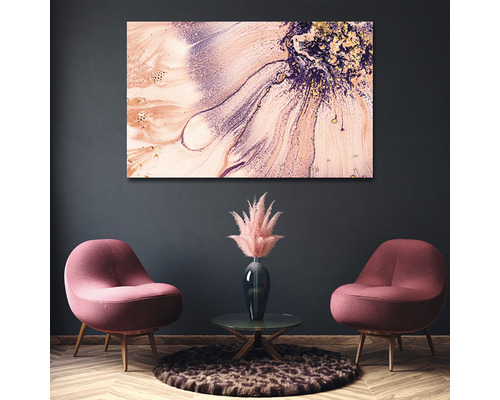 Cameră decorativă cu artă murală abstractă, două fotolii, o masă și un covor.