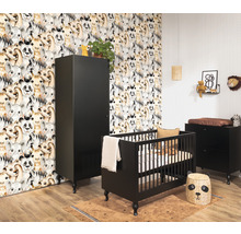 Cameră de copii cu pătuț, comodă, dulap și decorațiuni în stil safari