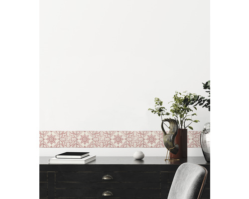 Bordură decorativă cu model floral pe un perete deasupra unui birou negru