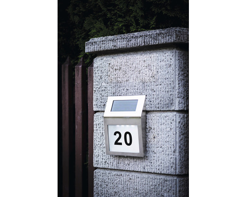 Numărul casei 20 cu iluminare solară pe un zid de piatră