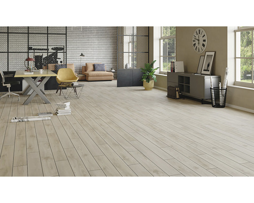 Living luminos cu podea din lemn, birou și canapea