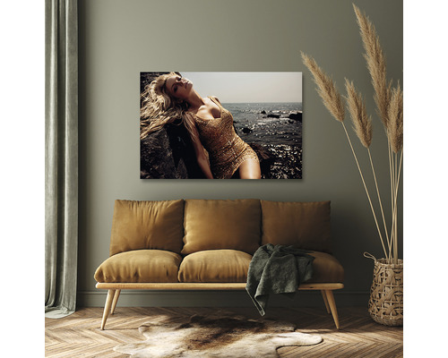 Imagine decorativă de perete cu o femeie pe plajă deasupra unei canapele