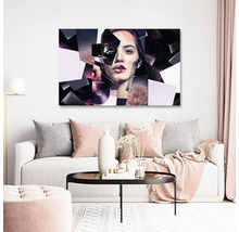 Living cu canapea și pictură murală cu chip de femeie în design geometric.