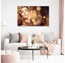 Cameră de zi cu canapea și o pictură murală care înfățișează o femeie cu decorațiuni florale și bijuterii