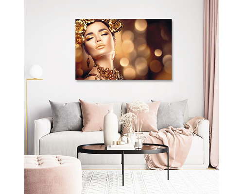 Cameră de zi cu canapea și o pictură murală care înfățișează o femeie cu decorațiuni florale și bijuterii