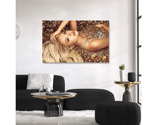 Tablou decorativ de perete cu o femeie într-o rochie aurie cu paiete