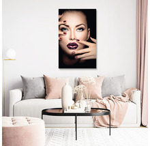 Imagine decorativă de perete cu un portret de femeie în camera de zi