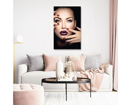 Imagine decorativă de perete cu un portret de femeie în camera de zi