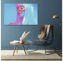Pânză decorativă cu portretul unei femei într-un living cu fotoliu și măsuță laterală.