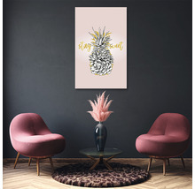 Living decorativ cu o imagine cu ananas înrămată pe perete, două fotolii și o măsuță de cafea.