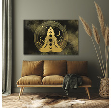 Imagine decorativă cu motive mandala și yoga deasupra unei canapele