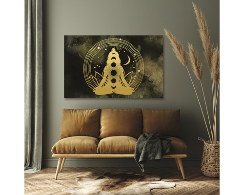 Imagine decorativă cu motive mandala și yoga deasupra unei canapele