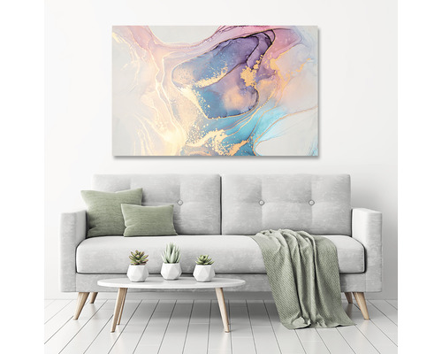 Living cu tablou pe pânză, canapea, măsuță de cafea și plante de interior