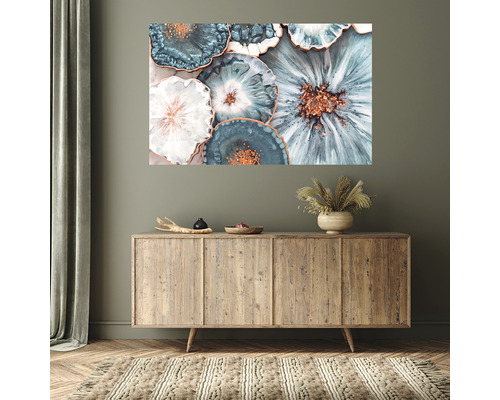 Sufragerie cu dulap și artă abstractă pe perete