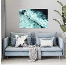 Tablou decorativ de perete cu motiv marin deasupra unei canapele în sufragerie