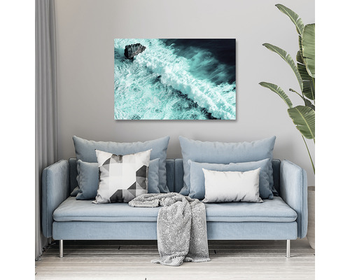 Tablou decorativ de perete cu motiv marin deasupra unei canapele în sufragerie