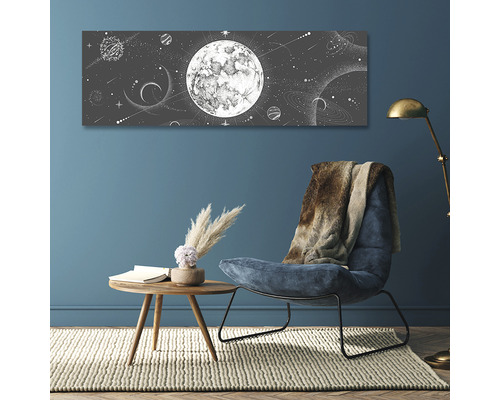 Cameră decorativă cu fotoliu, masă și pictură murală cu motive lunare