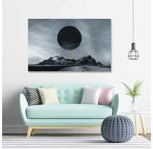 Tablou decorativ pe pânză cu motiv montan deasupra unei canapele turcoaz