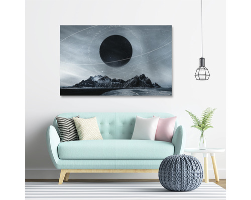 Tablou decorativ pe pânză cu motiv montan deasupra unei canapele turcoaz