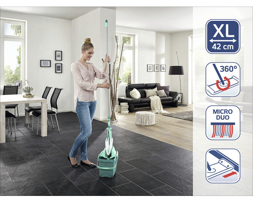 Femeie folosind un mop cu găleată într-un living. Simbolurile indică o dimensiune XL de 42 cm, rotație de 360 grade și Micro Duo.
