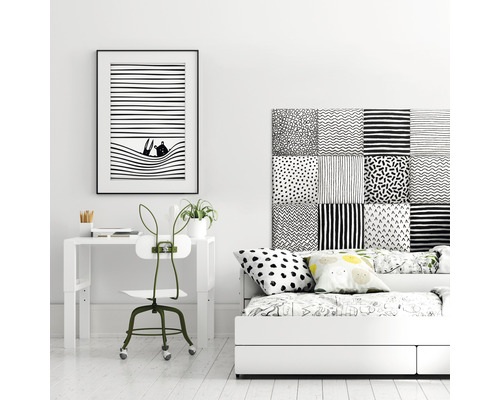 Amenajarea unei camere cu birou, scaun și pat în alb și negru.