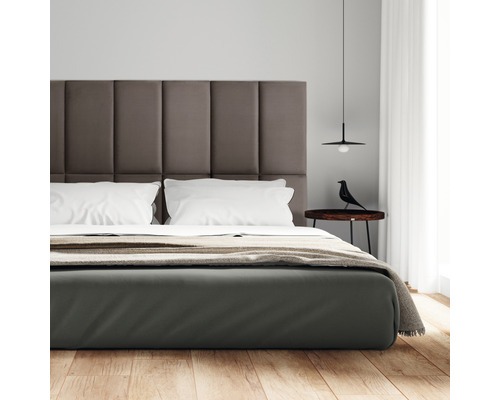 Dormitor cu pat, noptieră și decorațiuni