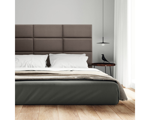 Dormitor modern cu pat, noptieră și lampă