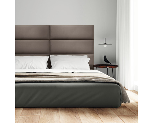 Dormitor cu pat, noptieră și lampă