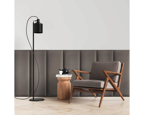 Imagine cu o cameră cu fotoliu, lampadar și măsuță laterală