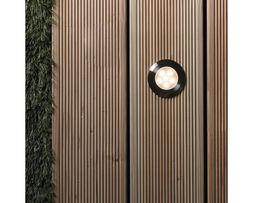 Lampă LED încastrată pe fațadă din lemn