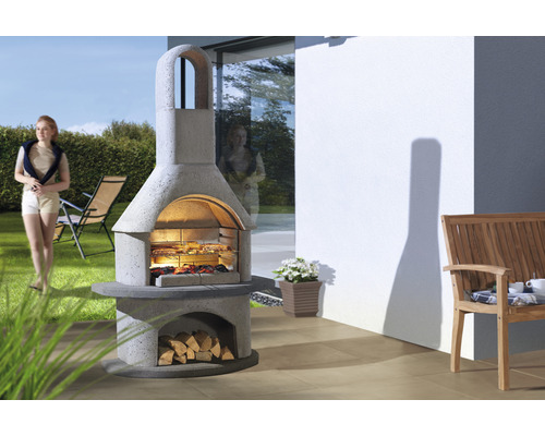 Grătar zidit cu lemne pe o terasă