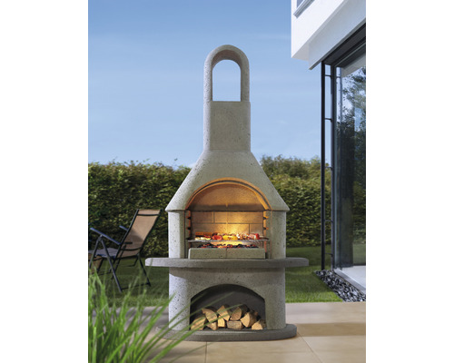 Grătar de grădină zidit cu lemne de foc sub suprafața grătarului