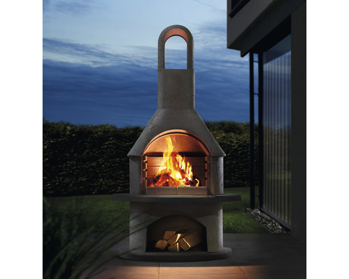 Grătar de grădină zidit cu vatră și lemne de foc în compartimentul de depozitare