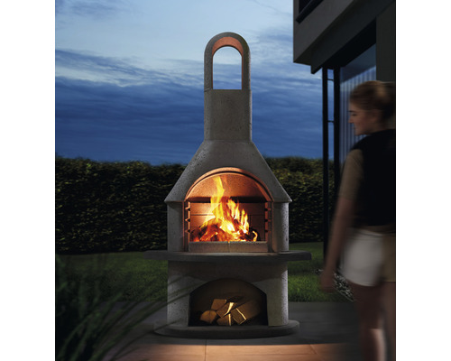 Șemineu de grătar din beton cu foc de lemne în grădină