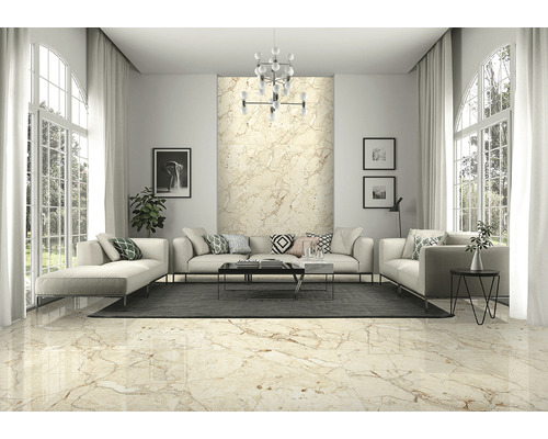 Cameră de zi luminoasă cu canapea, covor și gresie cu aspect de marmură