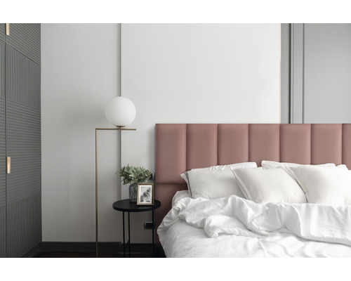 Dormitor cu pat, veioză și comodă