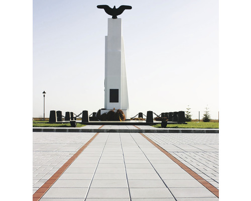 Monument cu figură de vultur într-o piață pavată