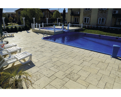 Exterior cu piscină și plăci de terasă din piatră naturală