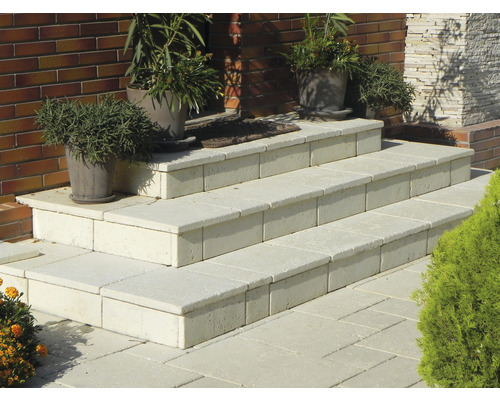 Scară exterioară din blocuri de beton cu jardiniere