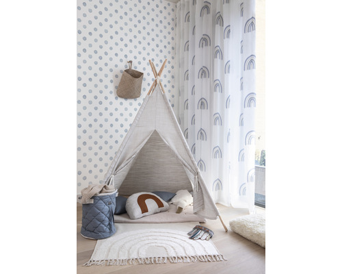 Cameră de joacă pentru copii cu cort tipi, covor cu model curcubeu și decorațiuni